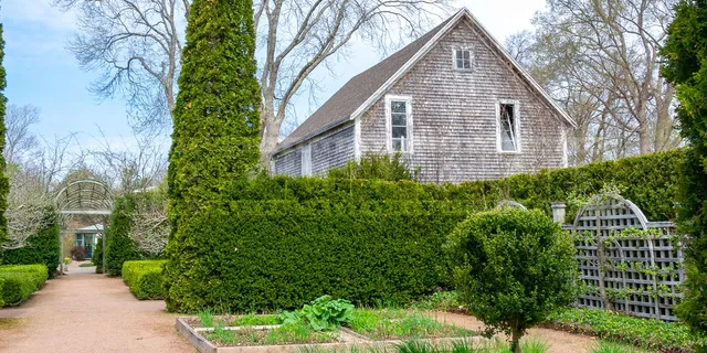 Pretty garden walk at the botanical gardens