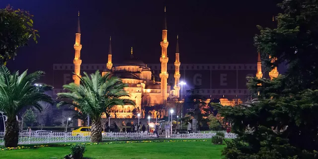 Blue Mosque Isanbul lit up at night