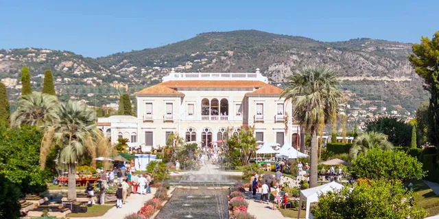 Villa front view and the fountain