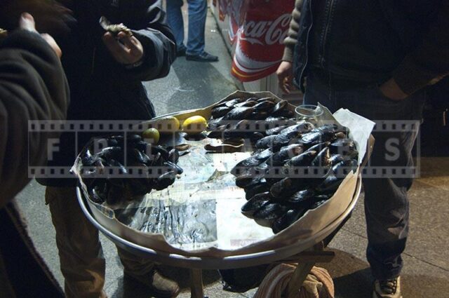 Fresh snack - steamed mussels with lemon juice