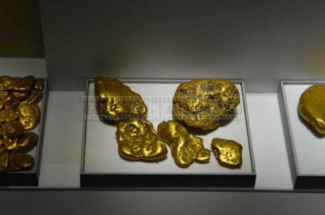golden nuggets display, nature pictures
