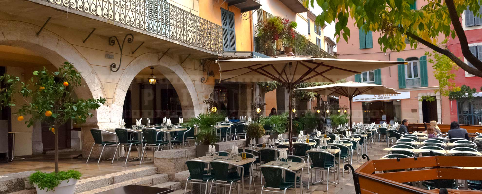 Main square - Place des Arcades