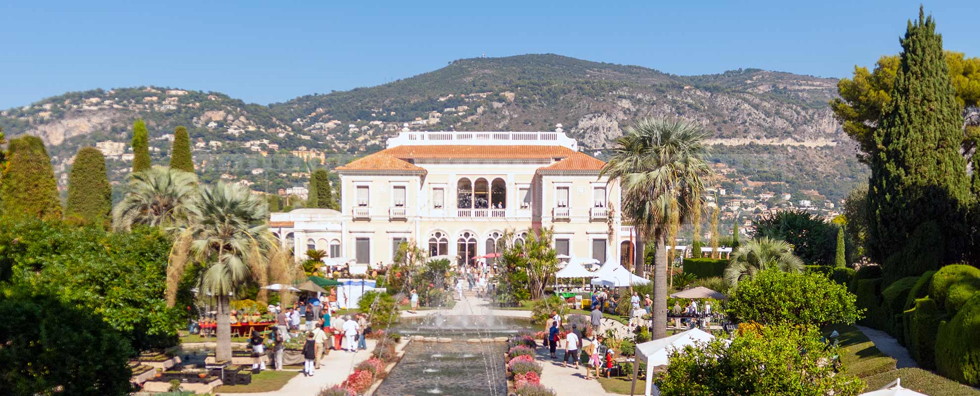 Villa front view and the fountain