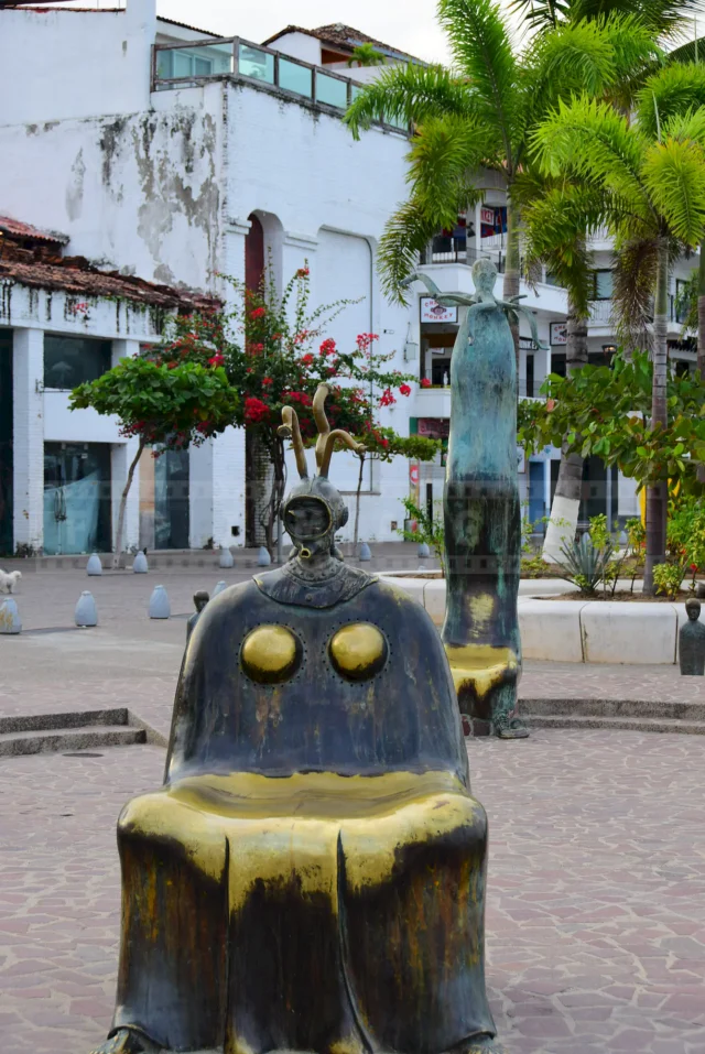 a &quot;diver&quot; and an &quot;octopus&quot; statues