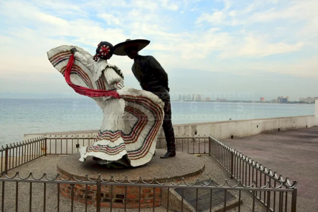 Two people dancing statue and view of the Malecon