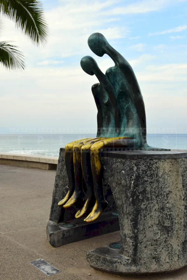 Bronze statue of two people sitting